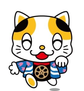 ガラスケ門真の民話「おすまさんと笑い猫」に登場する猫で、お菓子屋さんの看板猫として人気